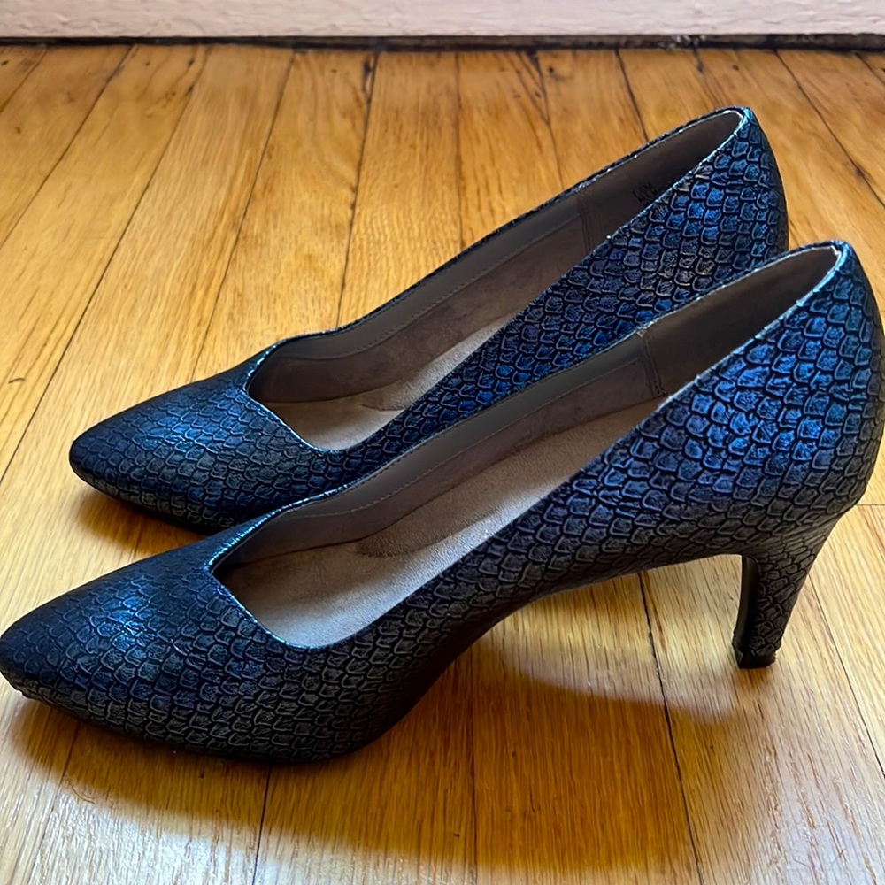 Aerosoles blue/silver A2 pumps